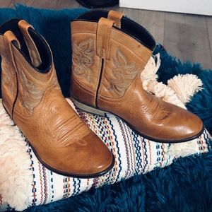 Dingo Bootlets Tan Leather. Size 8 Lightly Worn